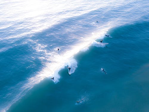 人们在海上冲浪的鸟瞰图 · 免费素材图片