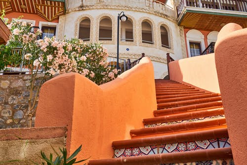 楼梯与橙色的混凝土墙 · 免费素材图片