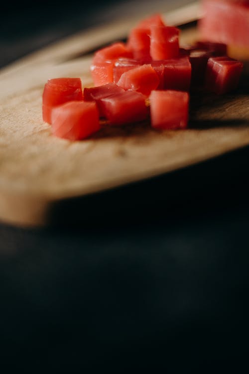红切成薄片的水果在棕色木砧板上 · 免费素材图片