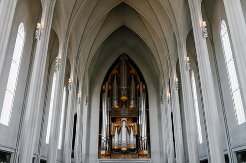 雄伟的路德教会的内部与器官 · 免费素材图片