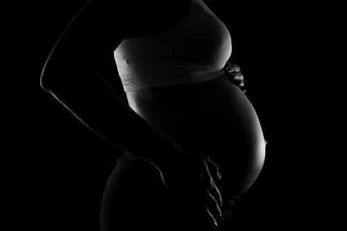 一名孕妇的灰度照片 · 免费素材图片