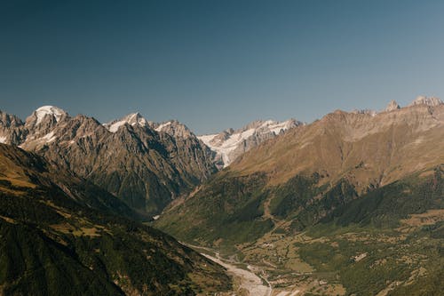 高多岩石的山峰山脉 · 免费素材图片