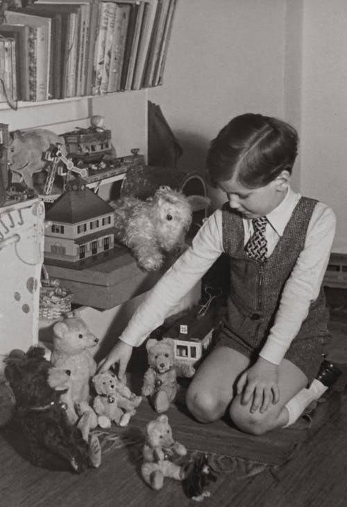 幼儿玩熊玩具的灰度摄影 · 免费素材图片