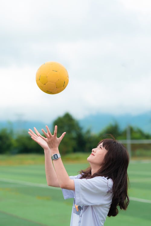 女子接球时穿着白色的t恤 · 免费素材图片