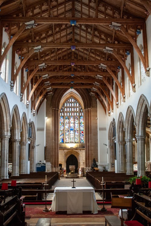 棕色和白色大教堂内部 · 免费素材图片