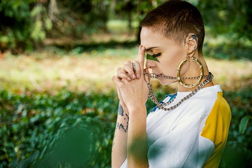 女人穿着白衬衫的照片 · 免费素材图片