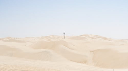 沙漠上的灰极 · 免费素材图片