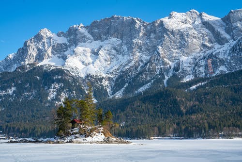 山附近积雪覆盖的地面 · 免费素材图片