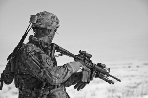 士兵瞄准步枪 · 免费素材图片