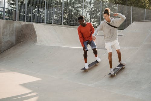 滑板公园坡道上的活跃溜冰者 · 免费素材图片