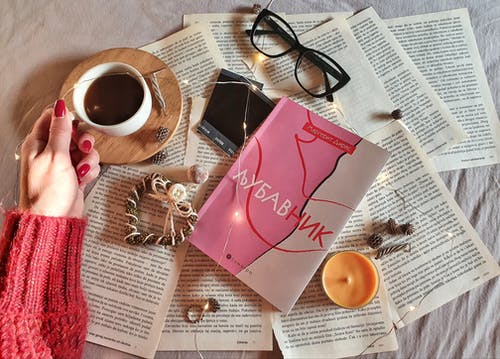 拿着杯咖啡的人 · 免费素材图片