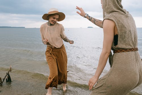 妇女在海滩上玩的照片 · 免费素材图片