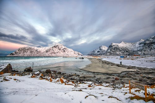 多云的天空下的积雪的山 · 免费素材图片