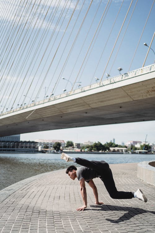 坚强的亚洲人在河堤上跳舞街舞 · 免费素材图片