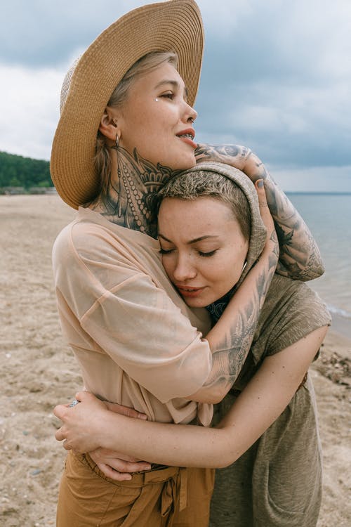 妇女互相拥抱 · 免费素材图片