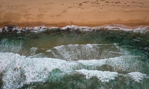 海浪冲上岸 · 免费素材图片