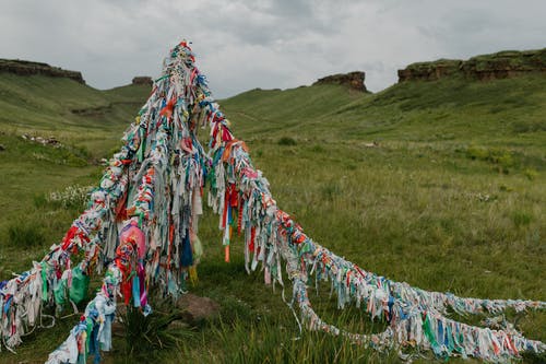 佛教经flag放在草绿色的草地上 · 免费素材图片