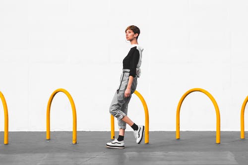 穿黑色和白色外套的男人 · 免费素材图片