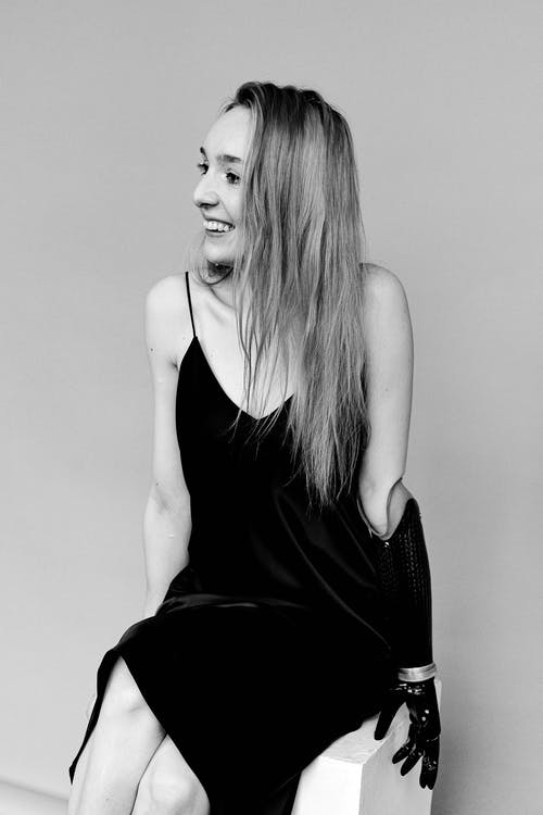 女人穿着黑色连衣裙 · 免费素材图片