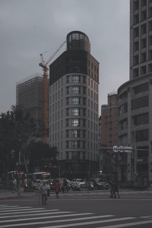 走在路上的人 · 免费素材图片