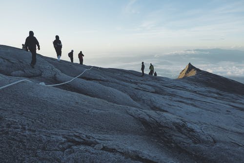 查看摄影的人爬上山 · 免费素材图片