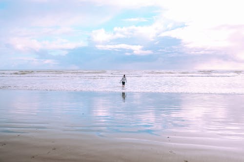 白衬衫和黑色的裤子，在海滩上行走的人 · 免费素材图片