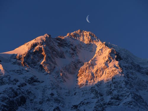 新月在雪山上空 · 免费素材图片