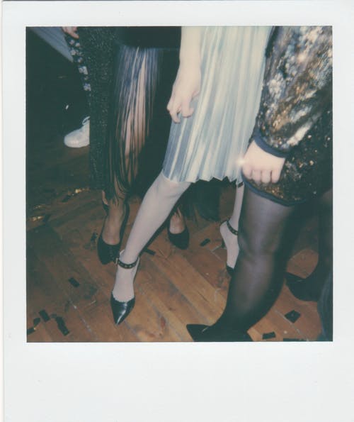 三个女人站着 · 免费素材图片