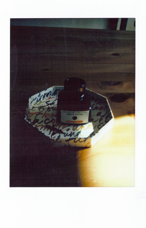 板上的黑色墨水瓶 · 免费素材图片