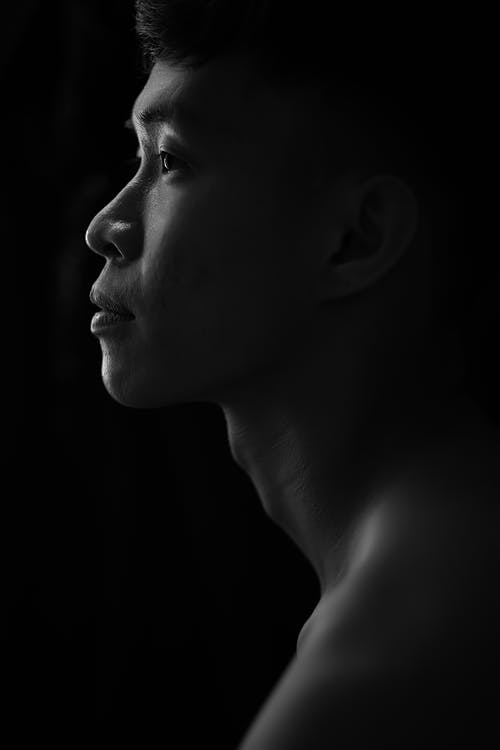 人脸的灰度照片 · 免费素材图片
