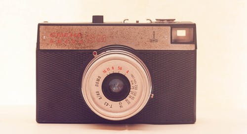 黑白胶片相机 · 免费素材图片