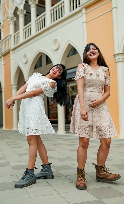 两个女人穿裙子 · 免费素材图片