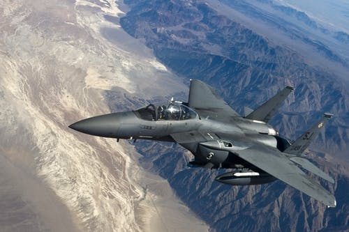 灰色喷气式飞机在怀特山上飞行 · 免费素材图片