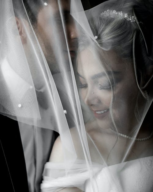 覆盖在白色婚礼面纱的女人的照片 · 免费素材图片