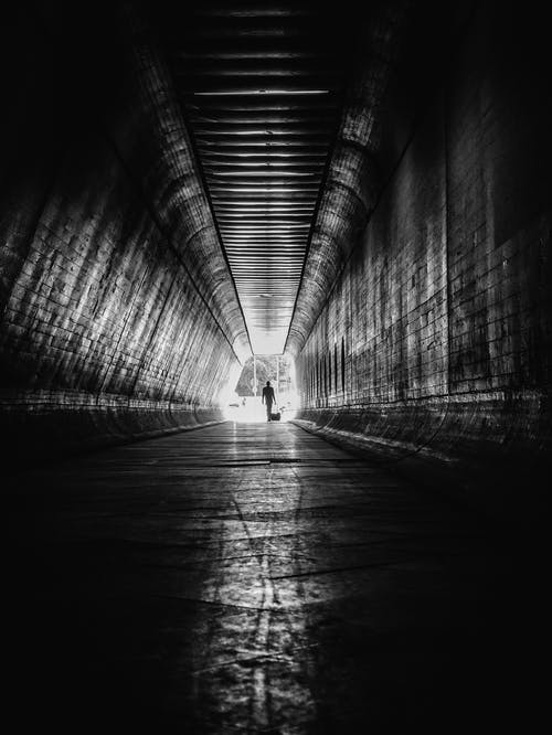 隧道内的人 · 免费素材图片