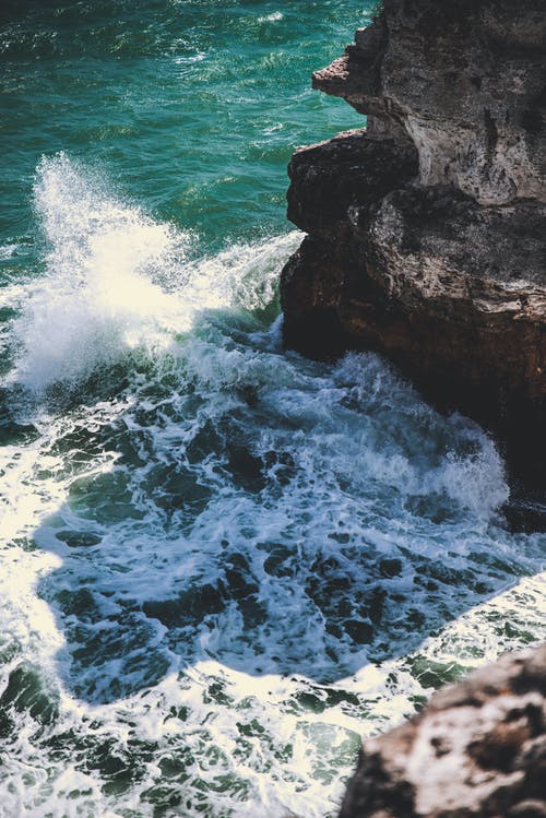 海浪在多岩石的海岸上崩溃 · 免费素材图片