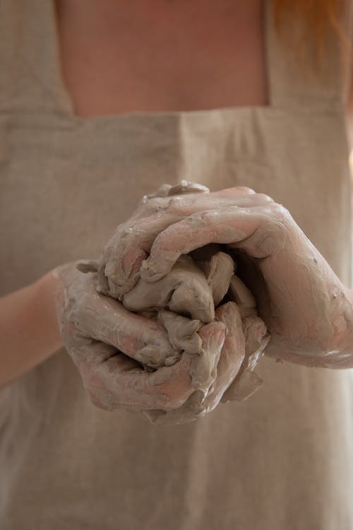 粘土与手中的农作物 · 免费素材图片