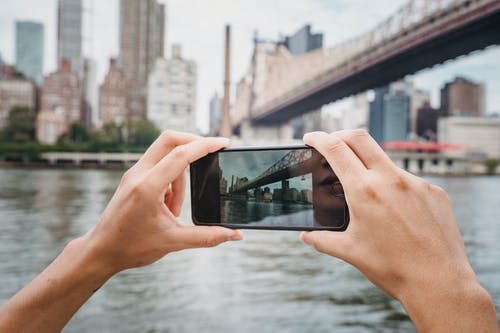 用智能手机的匿名人拍摄城市 · 免费素材图片
