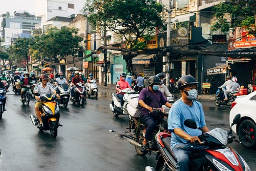人们在道路上骑摩托车 · 免费素材图片