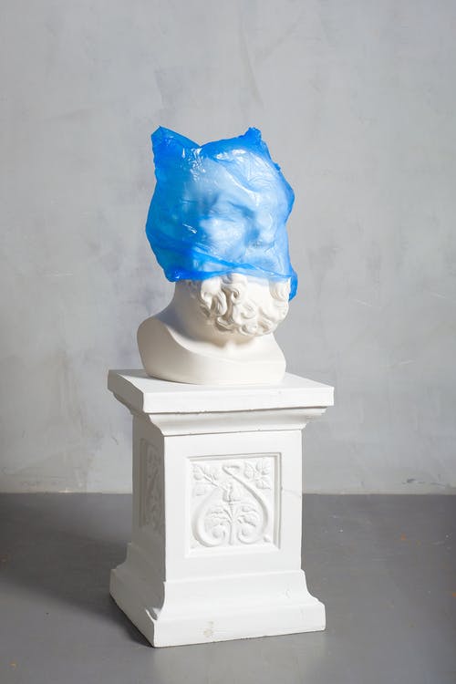 刻在蓝色塑料雕塑雕像的照片 · 免费素材图片