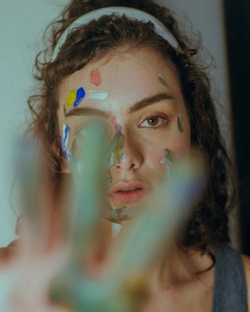 面漆的女人 · 免费素材图片