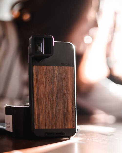 棕色和黑色智能手机套 · 免费素材图片