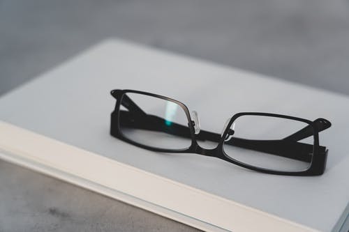 白色桌上的黑框眼镜 · 免费素材图片