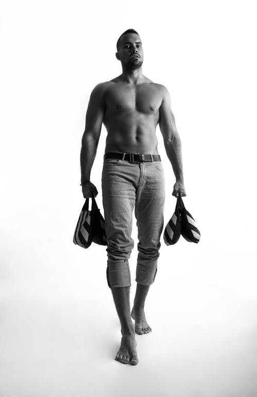 裤子的裸照男子的灰度照片 · 免费素材图片