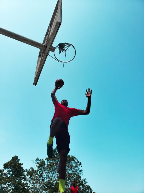 男子打篮球的低角度照片 · 免费素材图片