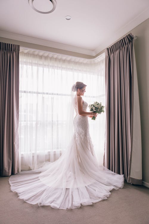 白色束鲜花，穿着婚纱的女人 · 免费素材图片