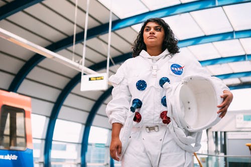 女子持头盔 · 免费素材图片