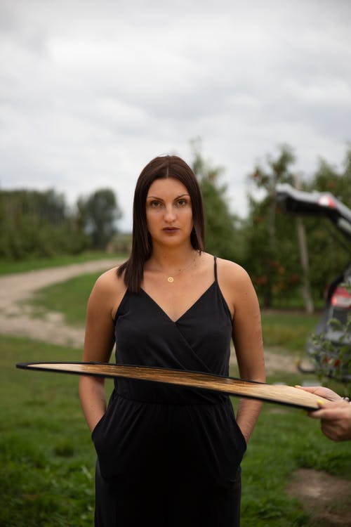 有关咖啡色头发的女人, 哀思, 严肃的免费素材图片