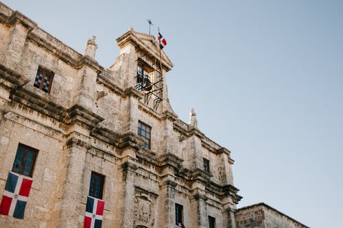 多米尼加共和国国旗的老建筑立面 · 免费素材图片