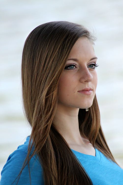 蓝色v领衬衫的女人 · 免费素材图片